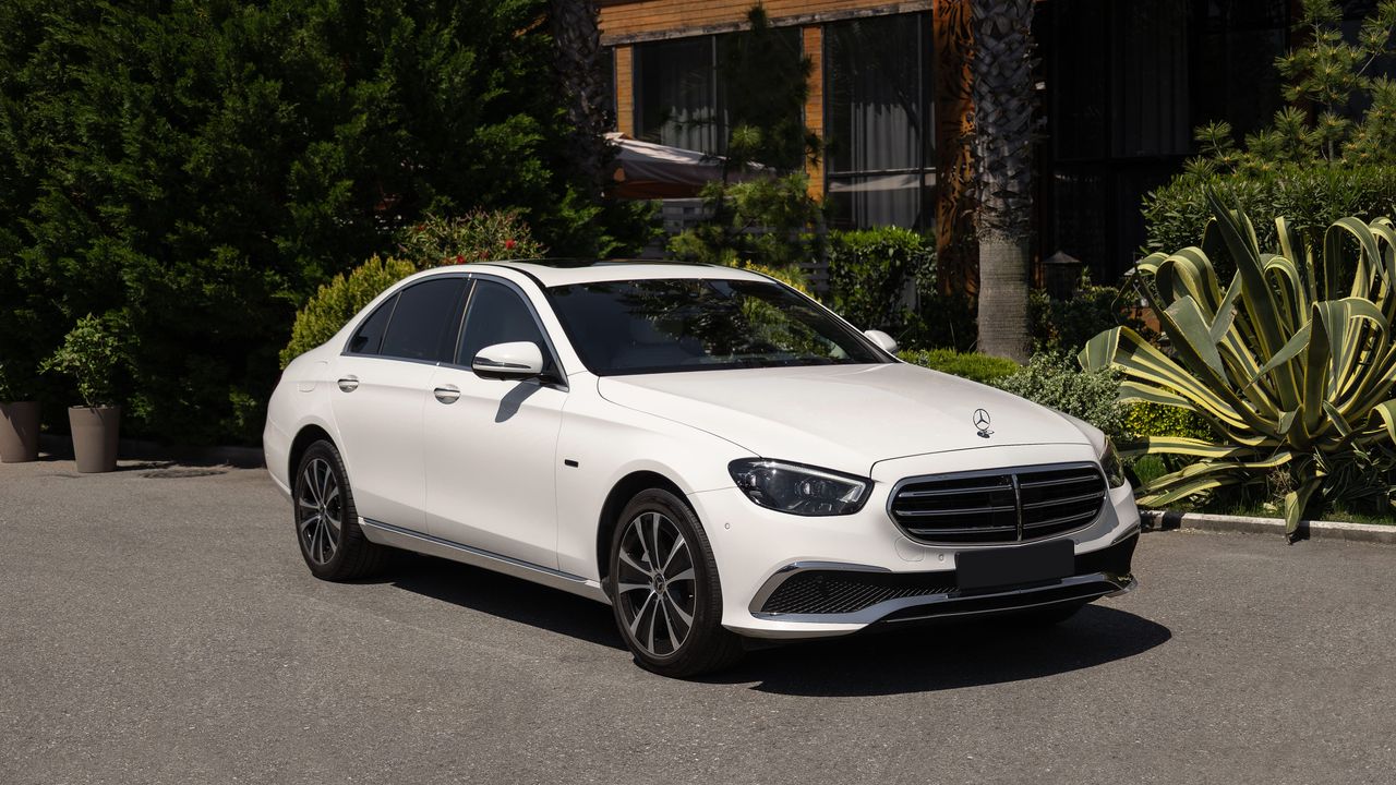 Фото Mercedes-Benz E200 - 1